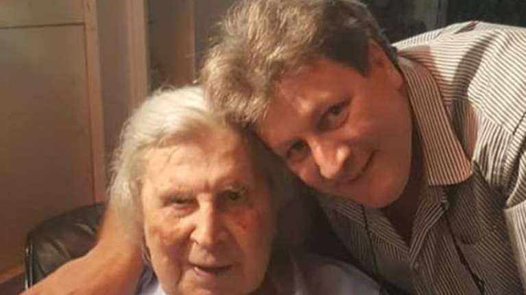 &quot;Αυτοαποκαλούμενο Θεοδωράκη&quot; αναφέρει ο Μίκης τον Νίκο Κουρή στη διαθήκη - Πού αφήνει το σπίτι απέναντι από την Ακρόπολη και το ΙΧ αυτοκίνητο [Βίντεο]