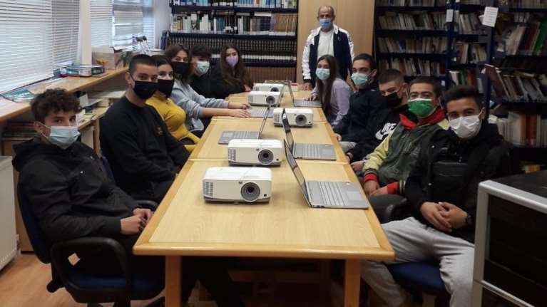 Προτζέκτορες και λαπτοπ στο Γυμνάσιο Καλλονής Λέσβου με παρέμβαση Μαξίμου και Δημητριάδη