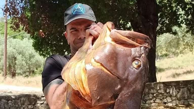 Βόλος: Απίστευτος ψαροντουφεκάς έβγαλε ροφό 27 κιλών