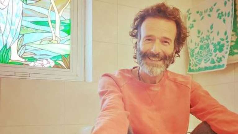 Ο... ατρόμητος Θανάσης Ευθυμιάδης ποζάρει ημίγυμνος στα χιόνια [εικόνα]