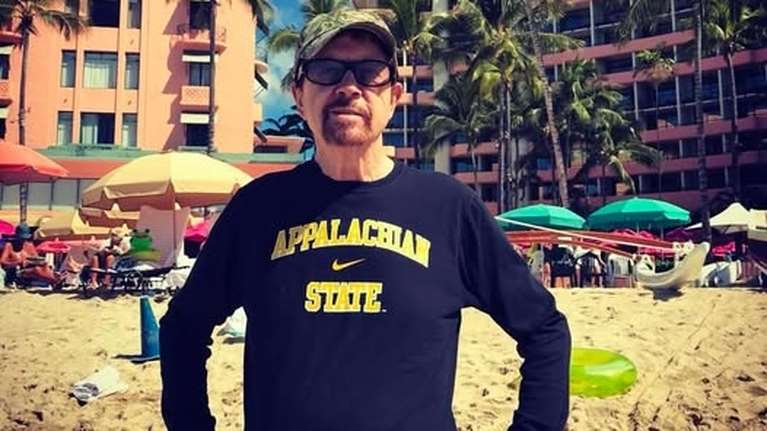 Πέθανε ο εμβληματικός συγγραφέας Τομ Ρόμπινς - Δημιουργός των &quot;Ακόμα και οι Καουμπόισσες Μελαγχολούν&quot; και &quot;Τρυποκάρυδος&quot;