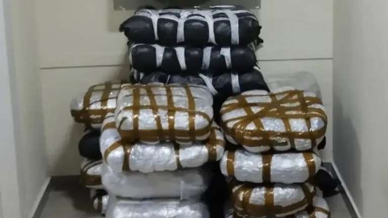 Ηγουμενίτσα: Αστυνομικοί μετέφεραν με υπηρεσιακό όχημα... 102 κιλά κάνναβης - Τι ψάχνουν οι αρχές