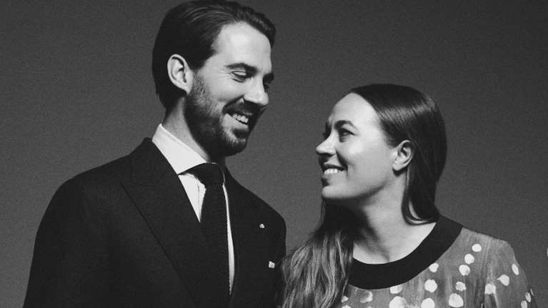 Φίλιππος - Νίνα Φλορ: Φουλ ερωτευμένοι μας εύχονται για τις γιορτές - Η κάρτα του ζεύγους και τα βλέμματα αγάπης