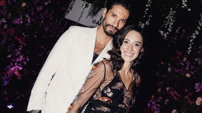 Ραφαέλα Ψαρρού: Η κούκλα σύζυγος του Καράβα με διαφάνεια και μαύρα εσώρουχα σε βραδινή έξοδο