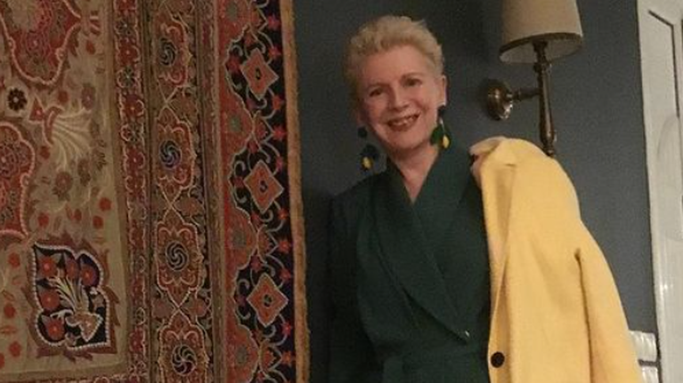 Η Ελενα Ακρίτα ειρωνεύεται τον Ζελένσκι, την ώρα που οι Ουκρανοί βομβαρδίζονται- Τον αποκαλεί και φασίστα