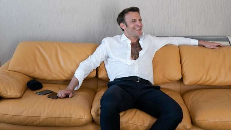 Στην τελική ευθεία των εκλογών ο Μακρόν με... ανοιχτό πουκάμισο και δασύτριχο στήθος [εικόνες]