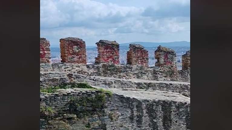 Θεσσαλονίκη: Άγνωστοι βανδάλισαν με σπρέι τον Πύργο του Τριγωνίου [βίντεο]