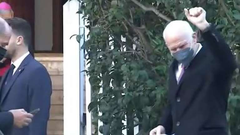 Ο Γιώργος Παπανδρέου επισκέφθηκε τον Πάπα Φραγκίσκο και έκανε το σήμα της νίκης  [βίντεο]