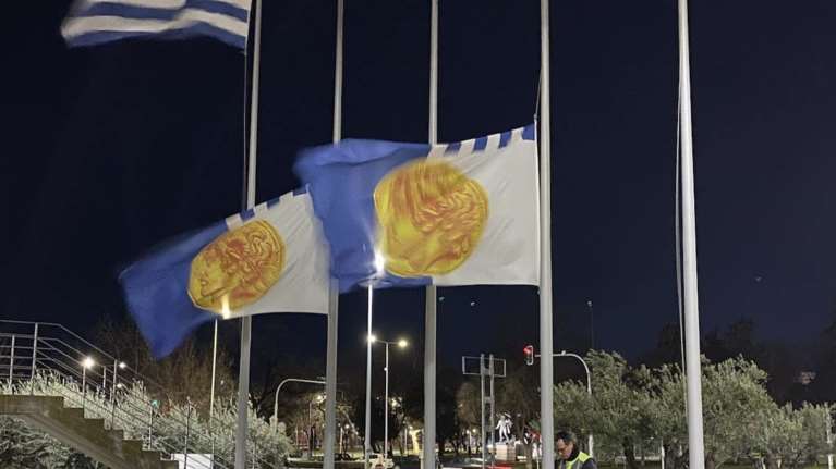 Θεσσαλονίκη: Μεσίστιες οι σημαίες στο δημαρχείο – Η πόλη πενθεί για τους επτά φιλάθλους του ΠΑΟΚ