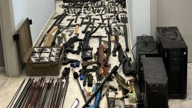 Απίστευτο οπλοστάσιο σε σπίτι 42χρονου στα Χανιά: 107 τσεκούρια, 177 μαχαίρια, μασέτες, σπαθιά και βαλλίστρες