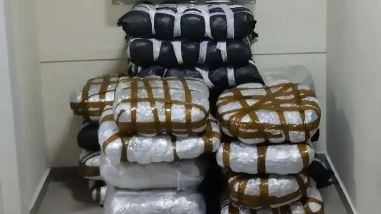 Ηγουμενίτσα: Αστυνομικοί μετέφεραν με υπηρεσιακό όχημα... 102 κιλά κάνναβης- Επεισοδιακή σύλληψη μετά από καταδίωξη