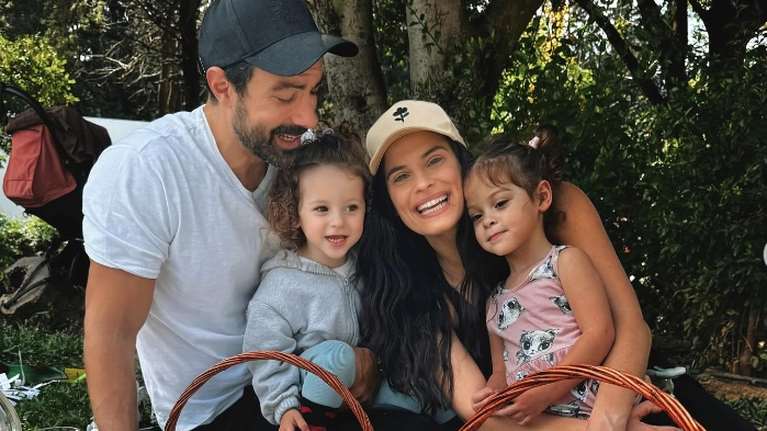 Αριάνα και η Φιλίππα Τανιμανίδη: Το πικ νικ έξω από το σπίτι τους και η (αποτυχημένη) προσπάθεια για το πέταγμα του χαρταετού