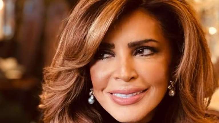 Το ρεβεγιόν της Μιμής Ντενίση στο σπίτι της στο Πεδίον του Άρεως - Η old Hollywood εμφάνισή της