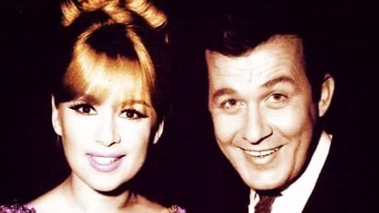 Βουγιουκλάκη - Παπαμιχαήλ: Το άγνωστο τάμα στην Τήνο και η βάφτιση του γιου τους - Σπάνια φωτογραφία