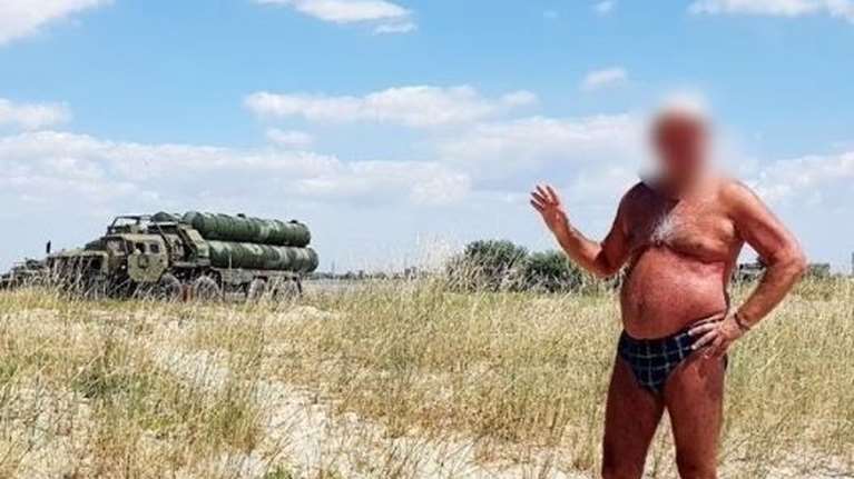 Ρώσος τουρίστας που... πόζαρε με μαγιό αποκάλυψε θέσεις S-400 στην Κριμαία - Το Κίεβο τον ευχαριστεί