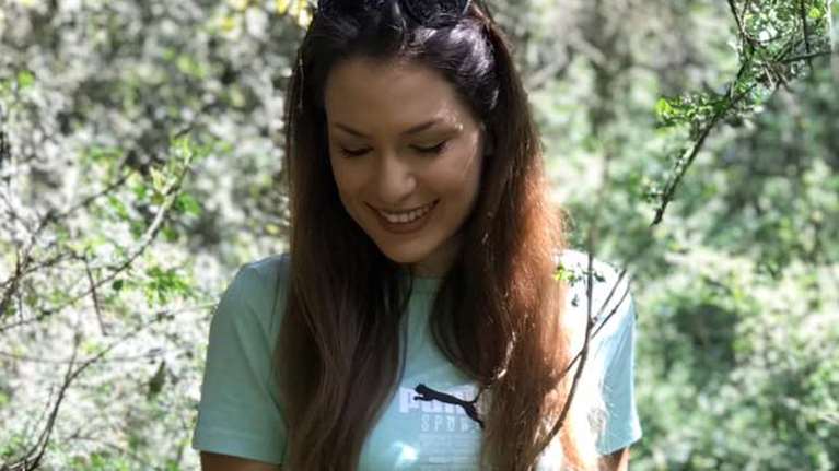 H 24χρονη Γεωργία ξεσπά δημόσια για τον βιασμό στη Θεσσαλονίκη: Θυμάμαι έναν από πάνω μου να ξεκουμπώνει το παντελόνι του...  [βίντεο]