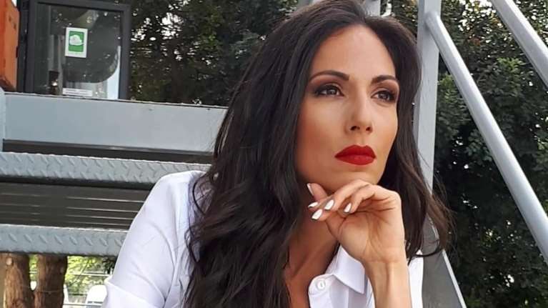 Ανθή Βούλγαρη: Ποζάρει με λευκό μπικίνι στην αγκαλιά του ντράμερ συζύγου της με φόντο τη θάλασσα