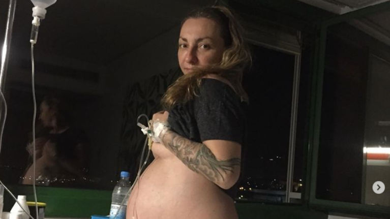 Ρούλα Ρέβη: Οι συγκλονιστικές φωτογραφίες των πρόωρων δίδυμων παιδιών της [εικόνες]