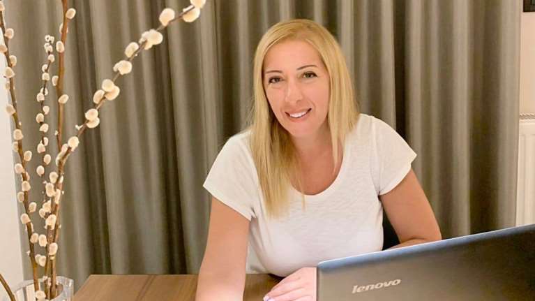 Εμβολιασμοί για κορονοϊό: Νοσηλεύτρια απαντά στις θεωρίες συνωμοσίας για τον &quot;ορό στο φιαλίδιο&quot;