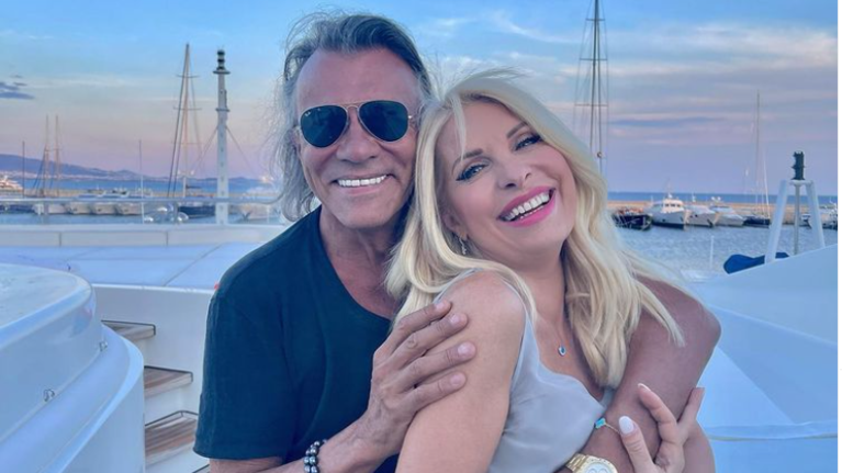 Ελένη Μενεγάκη – Ηλίας Ψινάκης: Δείπνο σε πολυτελή θαλαμηγό με κρύσταλλα και ανθοστολισμό σε κοχύλια