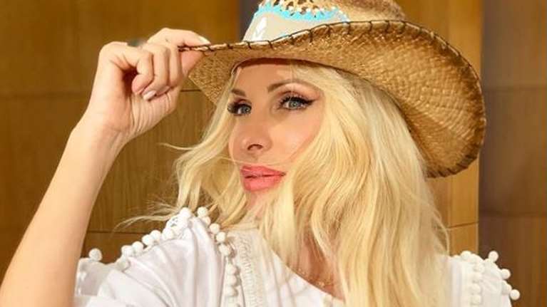 Μόνιμη κάτοικος Άνδρου η Ελένη Μενεγάκη - Ντυμένη στα λευκά, στο αγαπημένο της θερινό σινεμά στη χώρα του νησιού [Εικόνα]