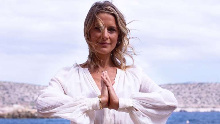 Τατιάνα Μπλάτνικ: Βόλτα στα Κουφονήσια με το πιο στιλάτο φθινοπωρινό ασύμμετρο φόρεμα