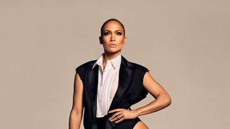 H Jlo ανέβασε το ανδρόγυνο look σε άλλο επίπεδο για να λανσάρει τη νέα σειρά υποδημάτων της