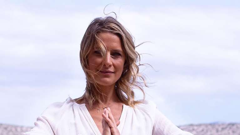 Ξυπόλητη στη φύση η Τατιάνα Μπλάτνικ: Το αέρινο μεταξωτό καφτάνι και το τεράστιο σκίσιμο