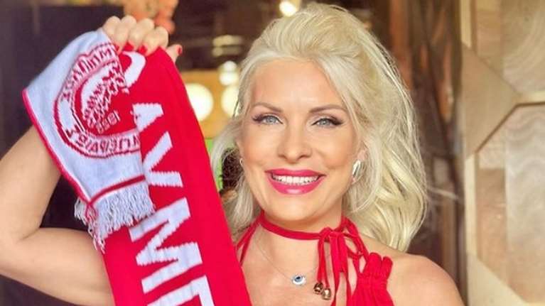 Η Ελένη Μενεγάκη στα κόκκινα πανηγυρίζει τη νίκη του Ολυμπιακού στο πλατό της