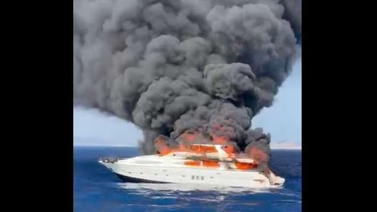 Ίμπιζα: Σκάφος έπιασε φωτιά και βυθίστηκε [βίντεο]