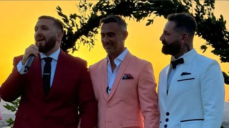 Γιώργος Καπουτζίδης: Με ροζ κοστούμι στον γάμο φίλων του με φόντο το ηλιοβασίλεμα - Ο διαφορετικός ρόλος του