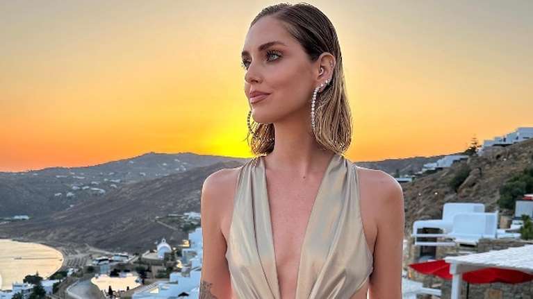 Στιλάτη στη Μύκονο η Κιάρα Φεράνι: Το χρυσό φόρεμα με τα cut outs που επέλεξε για το bachelorette της αδελφής της