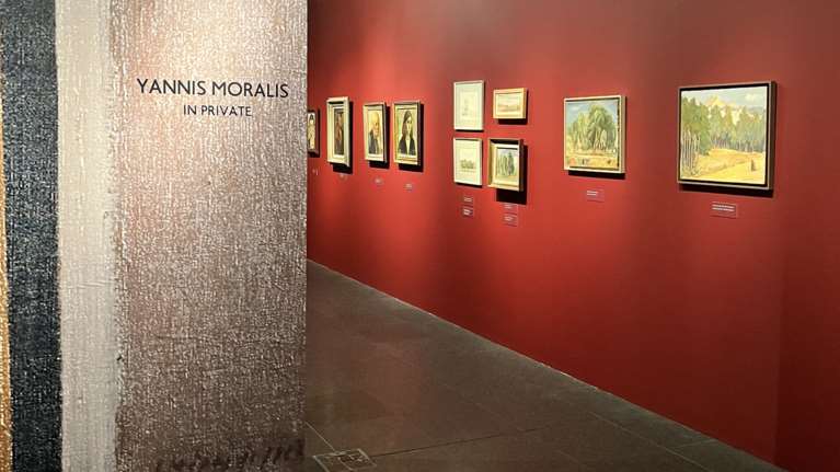 Γιάννης Μόραλης – Χώρος Ιδιωτικός: Η Βίκος Α.Ε. είναι υποστηρικτής της έκθεσης του Μουσείου Μπενάκη