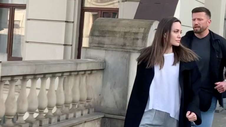 Ουκρανία: Η Αντζελίνα Τζολί τρέχει στο καταφύγιο υπό τον ήχο των σειρήνων στη Λβιβ [εικόνες - βίντεο]