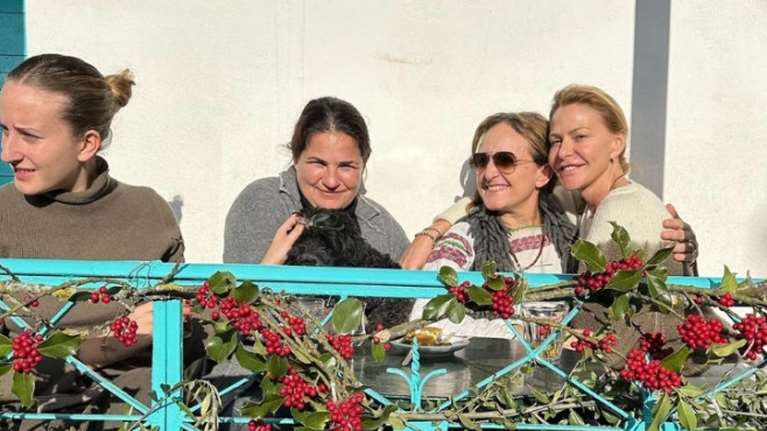 Τζένη Μπαλατσινού: Χωρίς μακιγιάζ απολαμβάνει τον ήλιο στην Παύλιανη [Εικόνες]