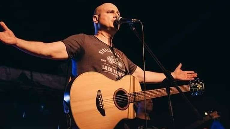 Το συγκινητικό αντίο του τραγουδιστή των &quot;Δυτικών Συνοικιών&quot; στον Βασίλη Μαντζουράνη - Νεκρός σε τροχαίο