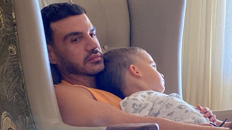 Παντελής Τουτουντζής: Φωτογραφίζει τα παιδιά του στο μοντέρνο σαλόνι του σπιτιού του