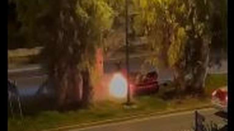 Τροχαίο στη Βούλα: Η στιγμή που η σύζυγος του Τζώρτζη Μονογυιού βγαίνει τρέχοντας από τη Φεράρι [Βίντεο]