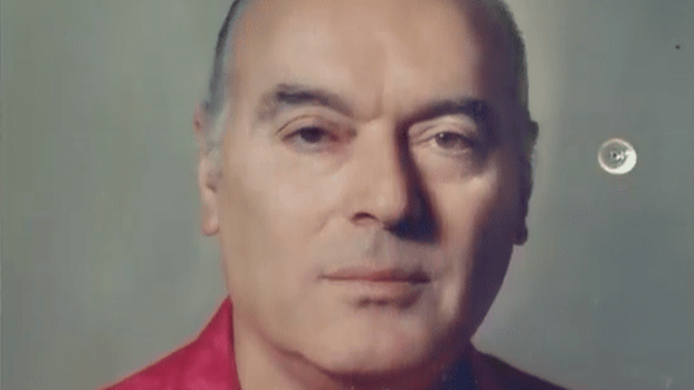 Σοκ στην Πάτρα: Γνωστός τραγουδιστής βρέθηκε απαγχονισμένος στο σπίτι του