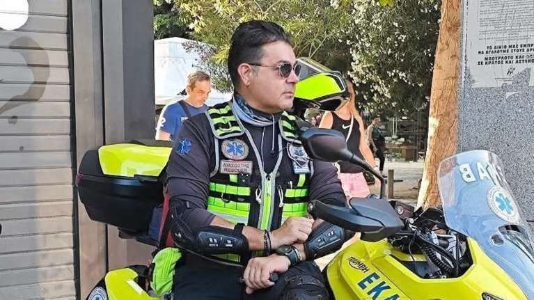 Μάχη στη ΜΕΘ δίνει διασώστης του ΕΚΑΒ - Εκκληση για αίμα από τους συναδέλφους του