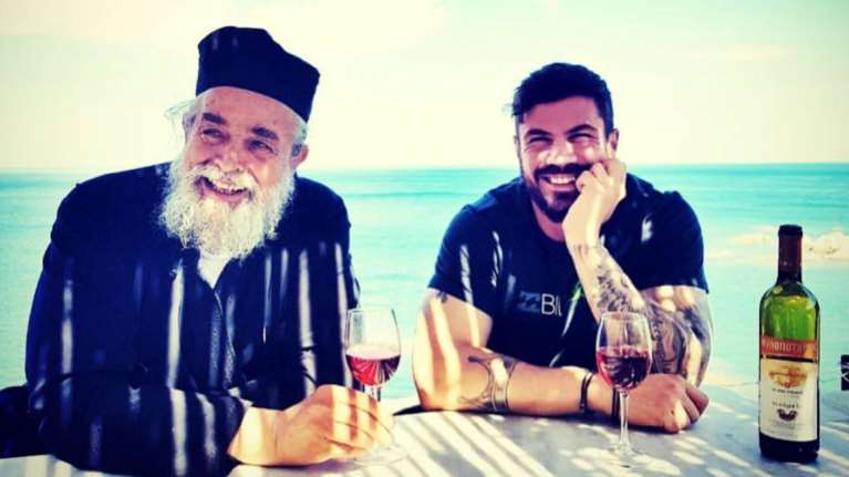 Όταν ο Άκης Πετρετζίκης μάθαινε συνταγές από τον αγιορείτη σεφ Επιφάνιο που πέθανε από κορονοϊό