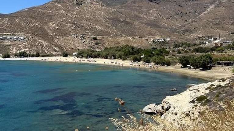 Η Ελλάδα της αυθαιρεσίας: Ο δήμος Σερίφου σφράγισε παράνομο beach bar της Λάσπα και αυτό... ξανάνοιξε