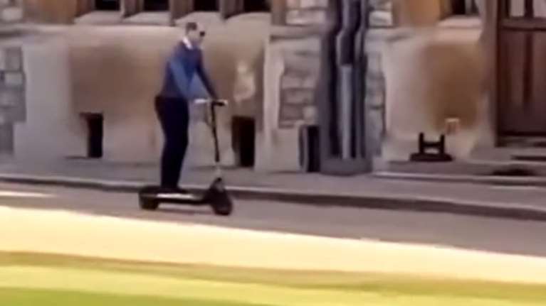 Ο πρίγκιπας Γουίλιαμ κάνει βόλτες με το ηλεκτρικό πατίνι του στο κάστρο του Ουίνδσορ [βίντεο]