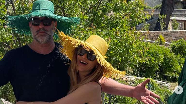 Βασίλης Μπισμπίκης: Απόλαυσε τη Δέσποινα Βανδή στα μπουζούκια μαζί με τον Μανώλη Κονταρό [εικόνες]