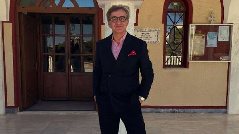 Ο Νίκος Ορφανός βάφτισε την κόρη του: Ο λόγος που επέλεξε τον Ι. Ν. Αγίου Γεωργίου στη Γλυφάδα