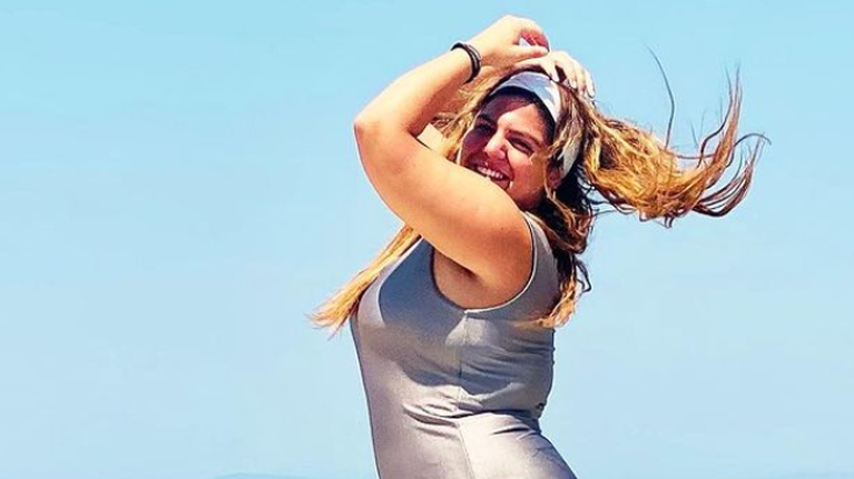 Δανάη Μπάρκα: Ποζάρει με ασημί ολόσωμο μαγιό και φόντο τη θάλασσα [Εικόνα]