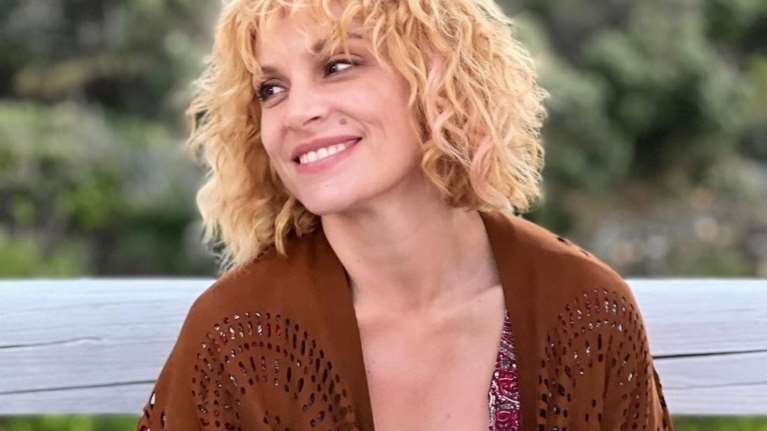 Ελεωνόρα Ζουγανέλη: Το επιβλητικό νυφικό που επέλεξε, "έδεσε" απρόσμενα με τον νησιώτικο γάμο της