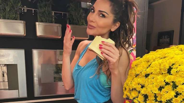 Η Δέσποινα Βανδή σε τρελά κέφια: Χορεύει στην κουζίνα της και μας δείχνει το σαρακοστιανό τραπέζι