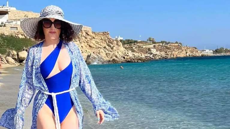 Η Ιωάννα Παλιοσπύρου το έριξε στο χορό με την παρέα της στην Ιο [Βίντεο]