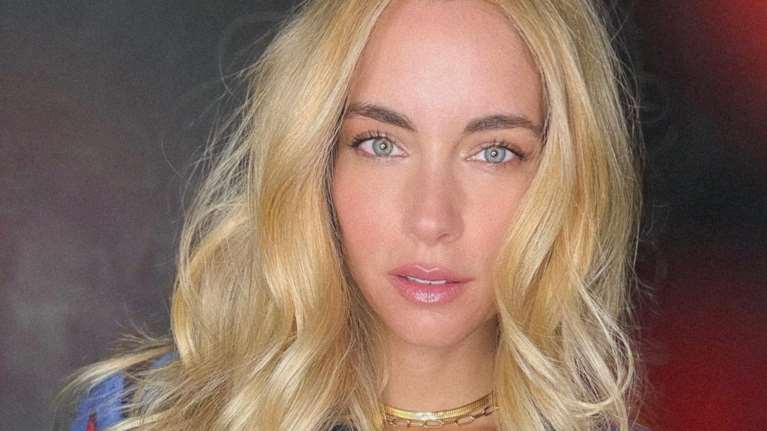 Δούκισσα Νομικού: Η καστανόξανθη κόρη της Αναστασία Θεοδωρίδη ντύθηκε πριγκίπισσα Έλσα - Ποζάρει στο φωτεινό σαλόνι τους